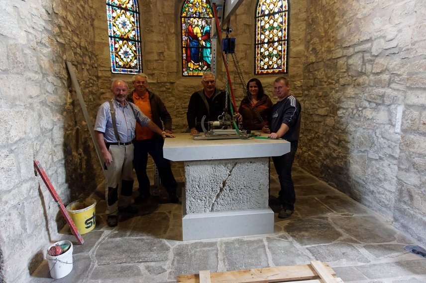 Bild: Jetzt kann gefeiert werden - der Altar in Sollstedt wurde saniert