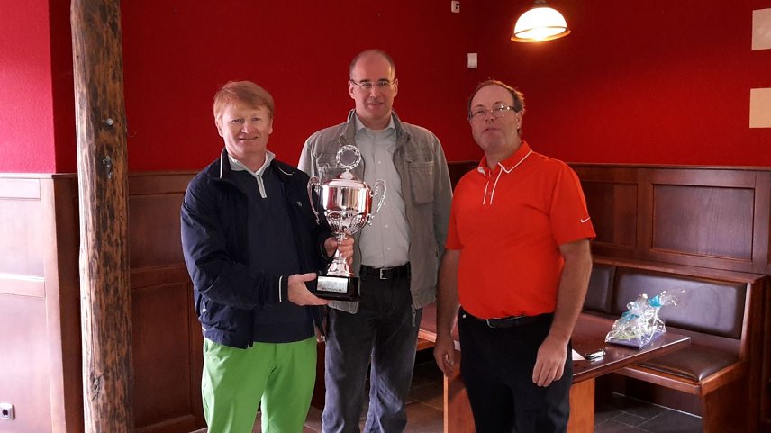 Bild: Zum "6. Pokal des Landrats" wurden am Sonntag in Neustadt die Golfschl&auml;ger ausgepackt