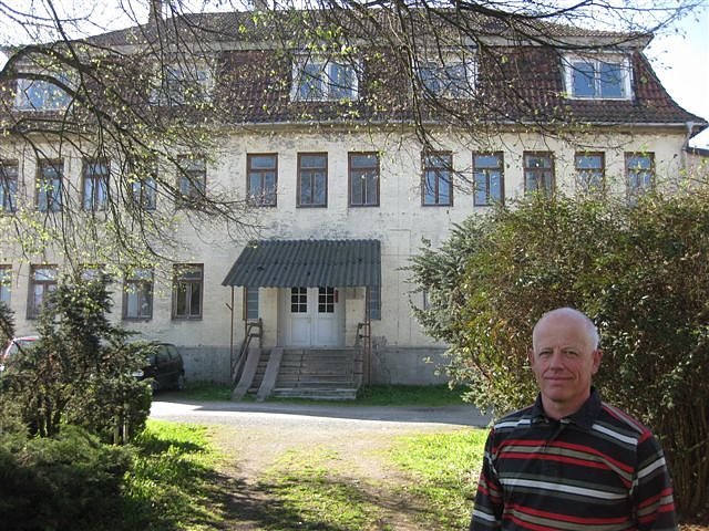 Bild: Fleischer vor dem Gutshaus