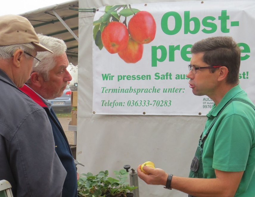 Bild: Was f&uuml;r &Auml;pfel ess ich da? - am besten den Pomologen fragen, auf dem Aulebener Fischer- und Apfelfest