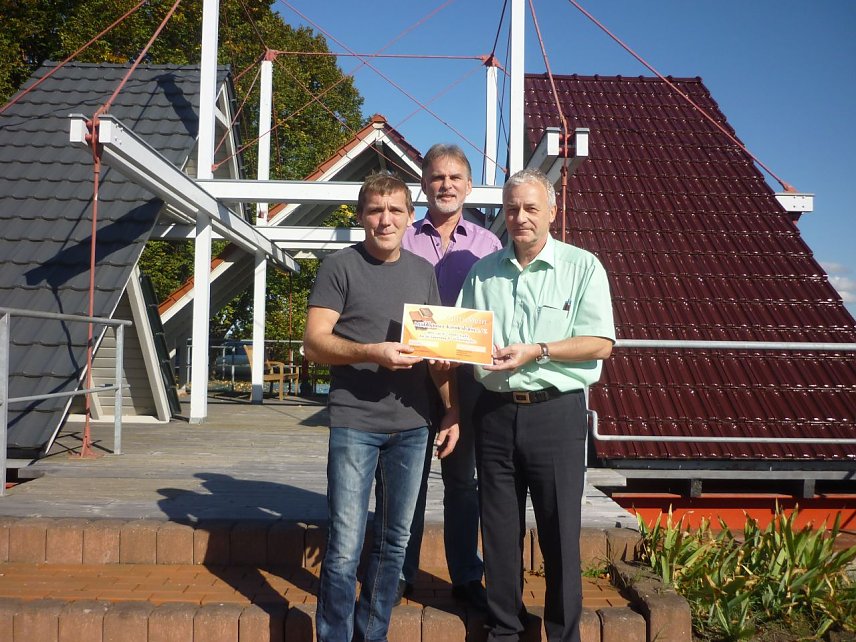 Bild: Frank Bellstedt (l.) Landrat Harald Zanker und Wolfgang Hausd&ouml;rfer, Gesch&auml;ftsf&uuml;hrer der Unternehmensgruppe Creaton AG bei der symbolischen Scheck&uuml;bergabe.