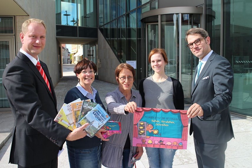 Bild: v.l. Sebastian Gr&auml;ser von der Nordh&auml;user Sparkasse, Bibliotheksmitarbeiterin Hildegard Seidel mit Kollegin Anja Schr&ouml;ter, Medienp&auml;dagogin Carolin Wenzel und Dr. Michael Grisko von der Sparkassenkulturstiftung Hessen-Th&uuml;ringen