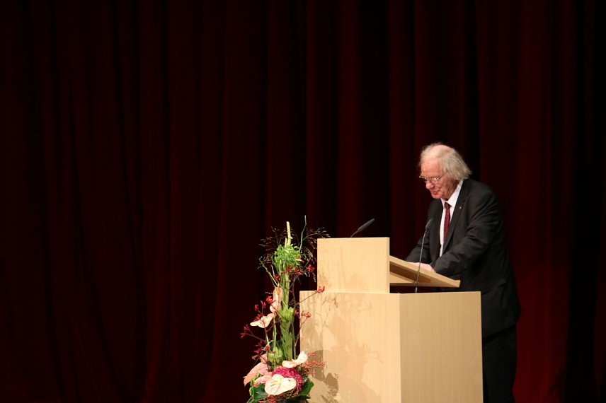 Bild: Ehrhart Neubert hielt im Nordh&auml;user Theater die Festrede zum 25. Jubil&auml;um der friedlichen Revolution