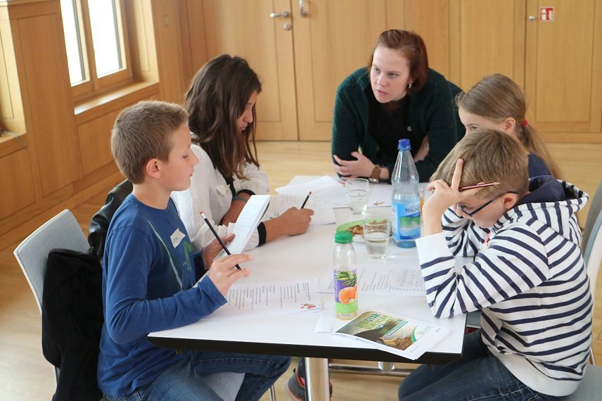Bild: Hilfe gab es von Caroline Wenzel die den Workshop f&uuml;r den Goldenen Spatz organisierte