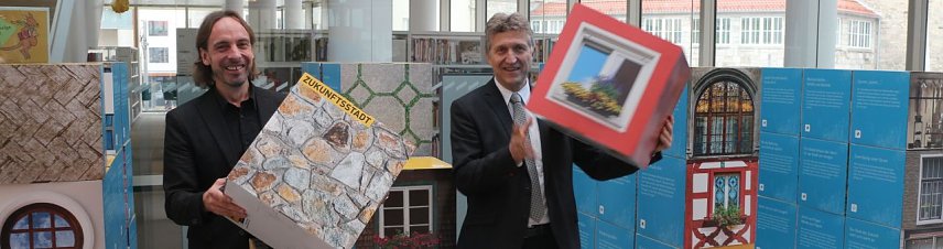 Bild: v.l.: Stadtplaner Fritjof Mothes und Oberb&uuml;rgermeister Dr. Klaus Zeh vor der Ausstellung zum Projekt Zukunftsstadt