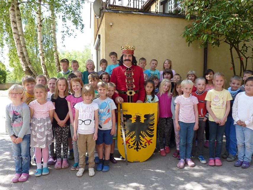 Bild: Die Kinder der Grundschule Petersdorf mit dem Roland