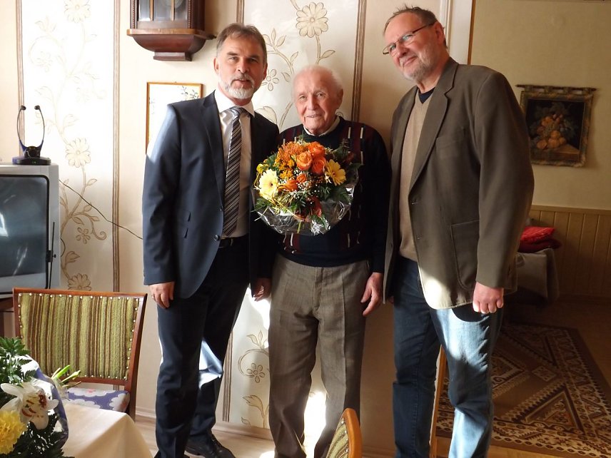 Bild: Als Gratulanten zu Oskar R&uuml;mplers 101. Geburtstag kamen auch Landrat Harald Zanker und Gro&szlig;engotterns B&uuml;rgermeister Thomas Karnofka.