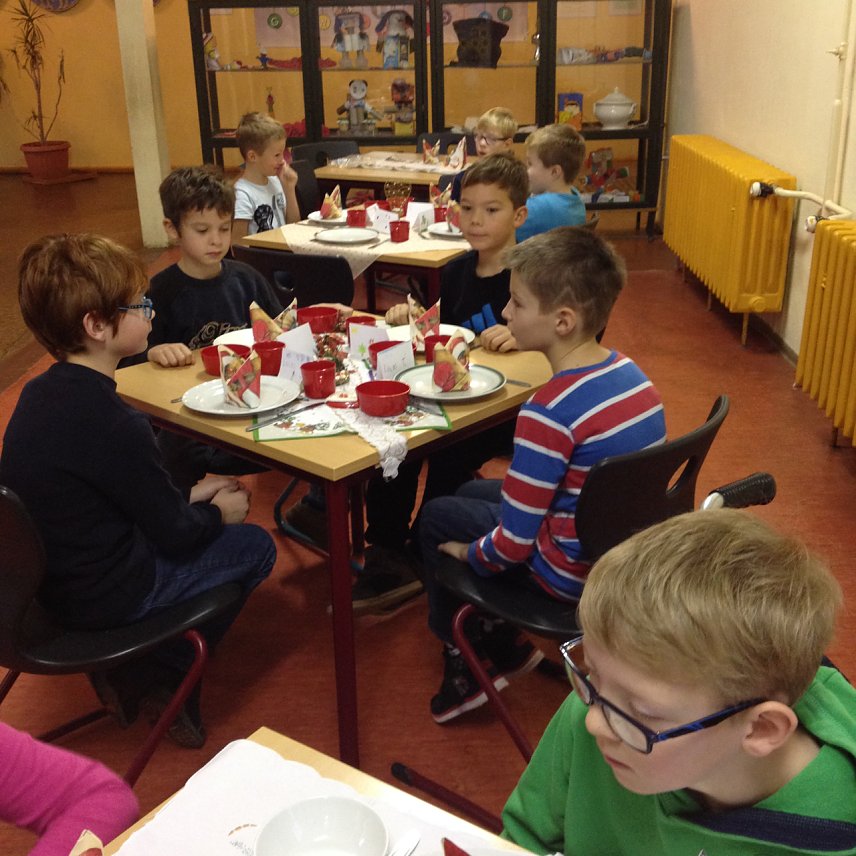 Bild: Funktioniert schon ganz gut - Kniggekurs f&uuml;r Kinder an der Grundschule Wipperdorf