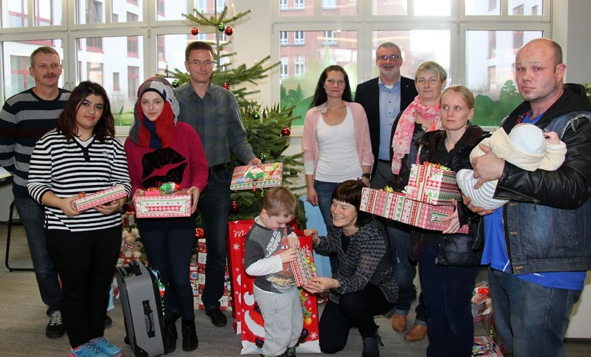 Bild: Weihnachtliche Bescherung f&uuml;r Familien und Fl&uuml;chtlinge