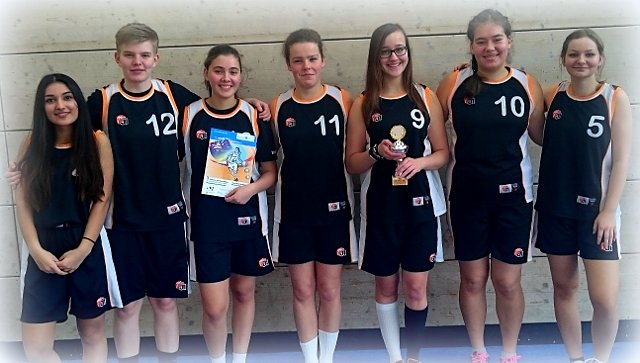 Bild: Jenny Galonska, Josefin Friebel. Michelle Rhaese, "Locke" F&ouml;rster, Sophie Schr&ouml;der, Celine Freyberg und Husna Habib 