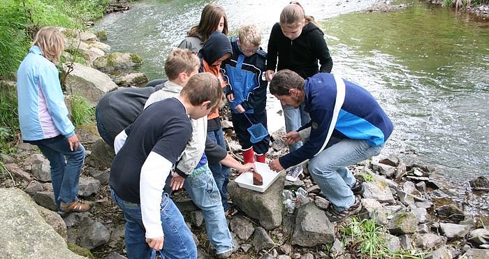 Bild: Neugierige Sch&uuml;ler