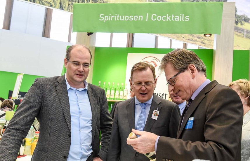 Bild: Landrat Matthias Jendricke, Ministerpr&auml;sident Bodo Ramelow und Stefan Go&szlig; von Nordbrand
