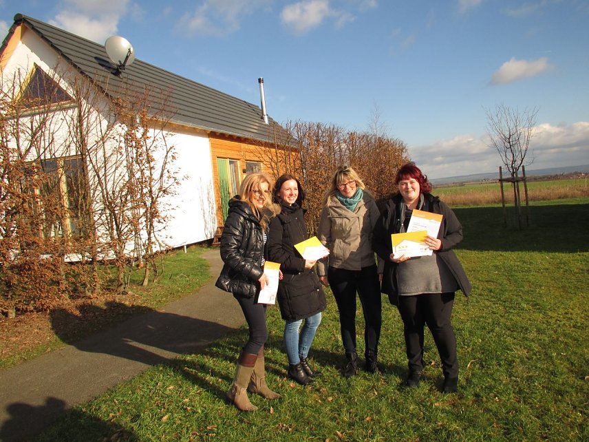 Bild: Die Gastgeber freuen sich &uuml;ber Ihre Sterne (v.l. Elfi Braun (BRAUN Hotelmarketing), Stephanie Fett (Premiumchalets Hainichh&ouml;fe), Anne-Katrin Ibarra Wong (Welterberegion Wartburg Hainich), Ricarda Hinz (Peterhof M&uuml;hlhausen). 