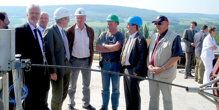 Bild: Erkl&auml;rungen auf der Br&uuml;cke