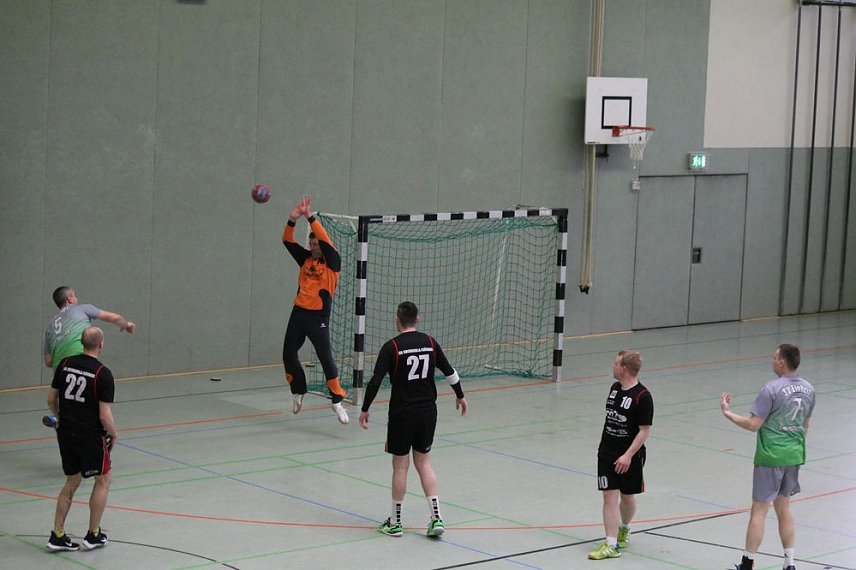 Bild: Handball: Es reichte nicht f&uuml;r Einheit