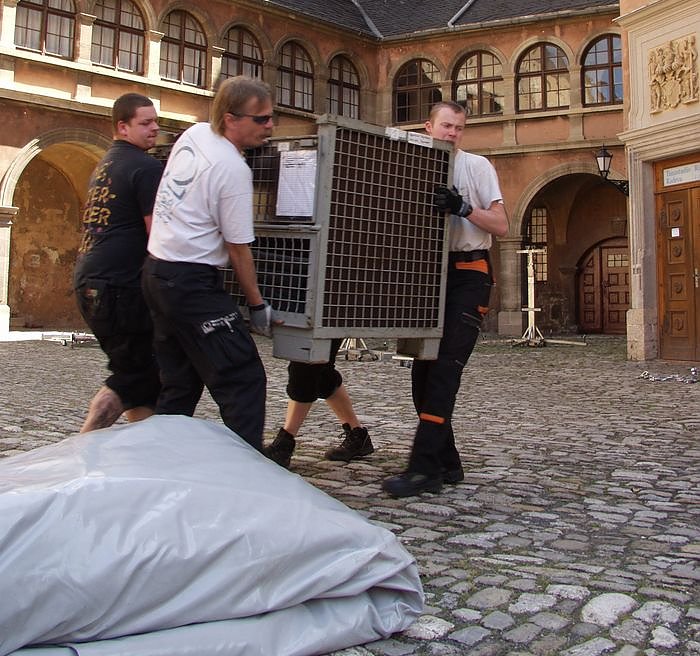 Bild: Schwerstarbeit auf Schlosshof