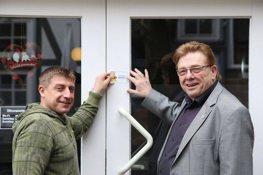 Bild: Einen "stillenden Stern" &uuml;berbrachte der Abgeordnete Siegfried Gentele dem Caf&eacute; Barfuss