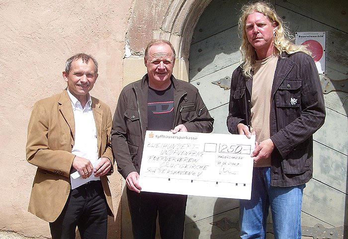 Bild: &Uuml;bergabe Scheck an Verein Cruciskirche