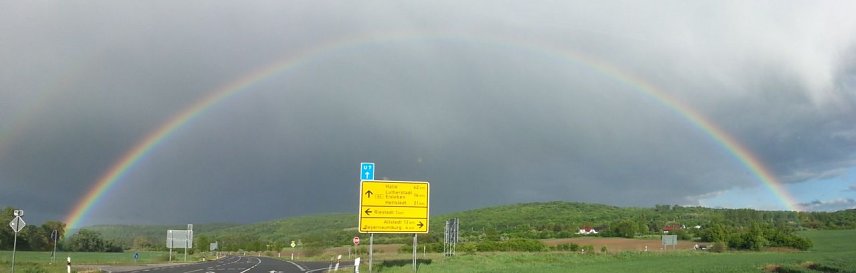 Bild: Wen die Eile nicht gar zu sehr trieb, der blieb beim Anblick dieses herrlichen Regenbogens &uuml;ber Riestedt einfach stehen und staunte. Die Aufnahme wurde m&ouml;glich dank der Panoramafunktion des Mobiltelefons.