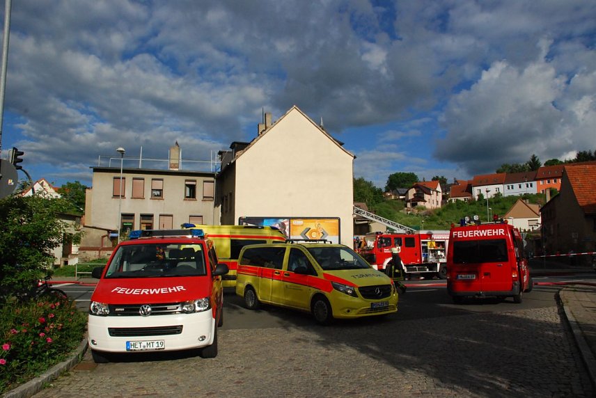 Bild: Egal, ob am Boden oder auf der Leiter: Diese M&auml;nner sind hart im Nehmen. Oder, wie es Hettstedts B&uuml;rgermeister Danny Kavalier mal sagte: "Wo andere Menschen - v&ouml;llig zu Recht - raus gehen, gehen die Feuerwehrm&auml;nner rein."