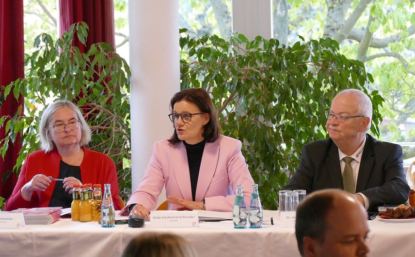 Bild: Himmel, was f&uuml;r ein Himmel! Was &uuml;ber den D&auml;chern schwebt, ist kein Rauch, sondern sind Wolken.