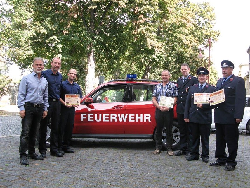 Bild: Landrat Harald Zanker verteilte 1150 Euro an die Freiwilligen Feuerwehren des Kreises