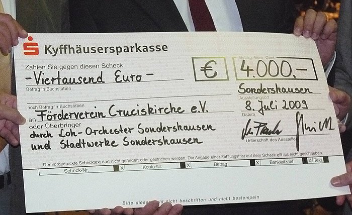 Bild: Scheck&uuml;bergabe an F&ouml;rderverein Cruciskirche
