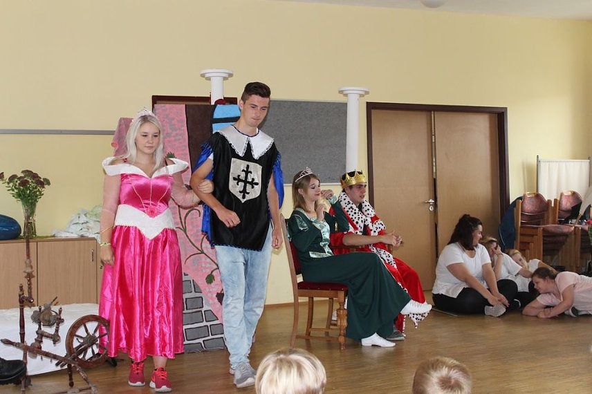 Bild: Vorlesen, Tanz und Theater