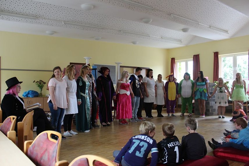 Bild: Vorlesen, Tanz und Theater