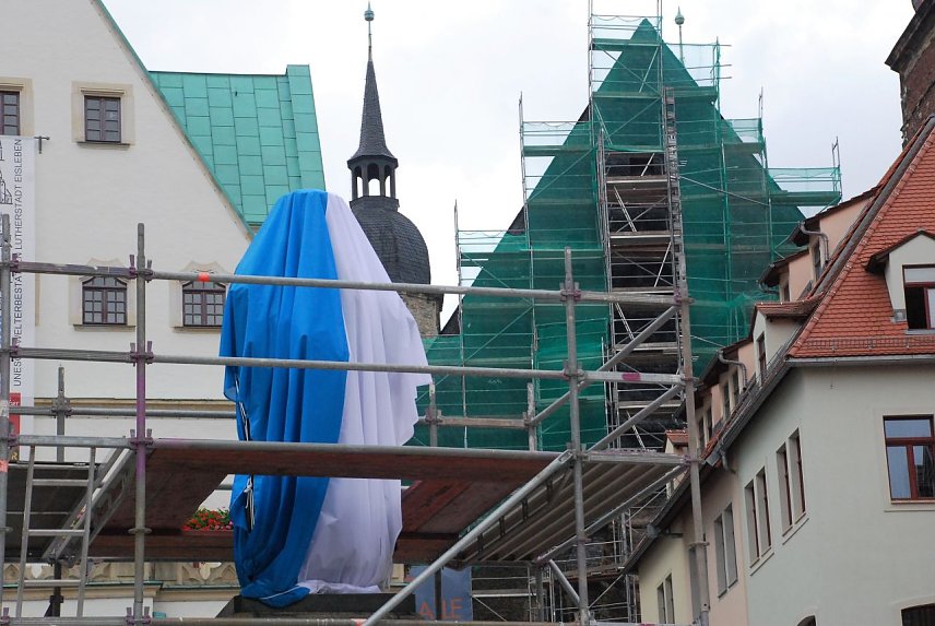 Bild: Christo, der Verh&uuml;llungsk&uuml;nstler, jobbt wohl neuerdings in Eisleben?