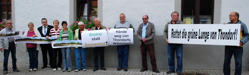 Bild: Vor dem Rathaus in Gerbstedt wurde aufmerksam gemacht auf die Sorgen vieler Menschen in Thondorf.