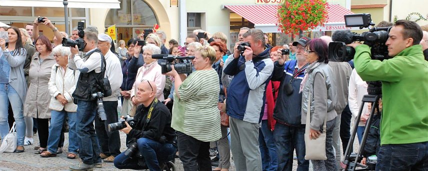 Bild: Sie sorgen daf&uuml;r, dass auch die daheim Gebliebenen miterleben k&ouml;nnen, welches Geheimnis heute in Eisleben gel&uuml;ftet worden ist.