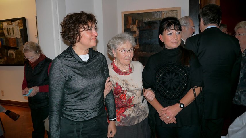 Bild: Die K&uuml;nstlerinnnen Barbara Zablocka, Erika Schirmer und Dorota Sandecka zur Ausstellungser&ouml;ffnung.