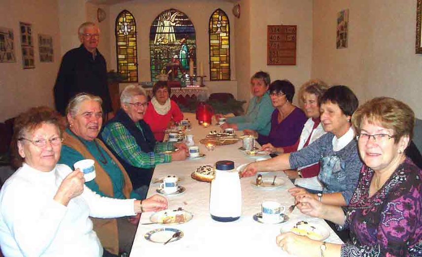 Bild: Basteln von Adventsgestecken