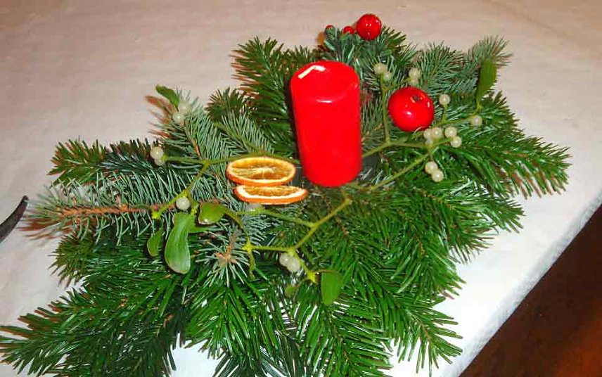 Bild: Basteln von Adventsgestecken