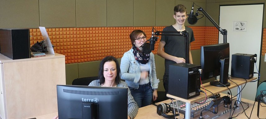 Bild: Jede Menge Arbeit f&uuml;r ENNO: Senderchefin Sandra Witzel, Medienp&auml;dagogin Claudia Ehrhardt und Nachwuchsreporter Yael
