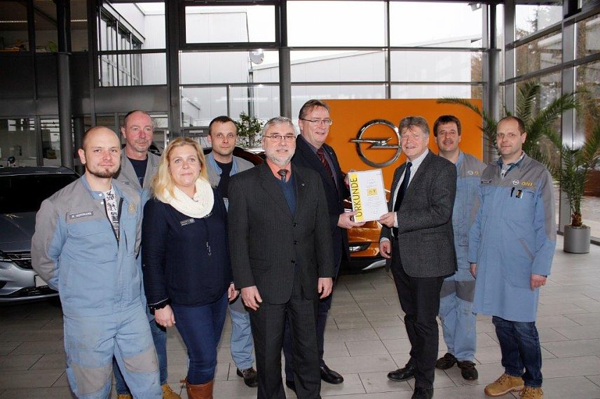 Bild: Carsten Klein, Regionalleiter Service, &uuml;bergibt den Pokal im Beisein von Kundendienst-Gebietsleiter Enrico M&uuml;ller und dem Nordh&auml;user Opel-Service-Team an Centerleiter Achit T&ouml;lle