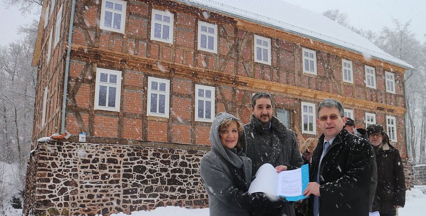 Bild: Ministerin Birgit Keller, Dr. Andr&eacute; Haas und Dirk Erfurt vor Neustadts "Haus des Gastes"