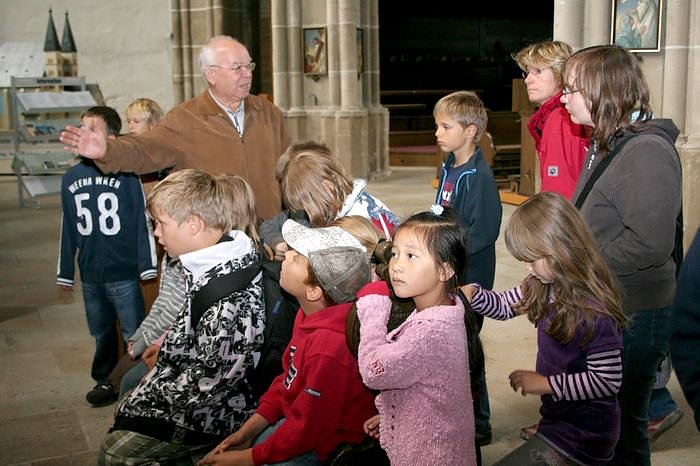 Bild: Gossmann erkl&auml;rt den Dom