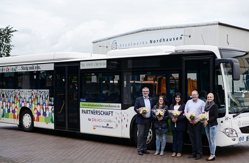 Bild: Stefan N&uuml;&szlig;le, Daniela Lutze, Fachbereich Jugend, Constanze Steinmetz von der Koordinierungs- und Fachstelle des Kreisjugendring Nordhausen e.V., Mariana Kohlhause Regionalleitung SD Verkehrsmedien Th&uuml;ringen GmbH und Thorsten Schwarz, Betriebsleiter Busverkehr der Verkehrsbetriebe