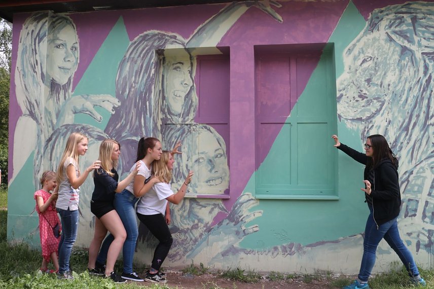 Bild: Neue Kunst am alten Pumpenh&auml;uschen - die Sch&uuml;lerinnen und Sch&uuml;ler der L&ouml;wentorschule haben sich selbst gleich mit verewigt
