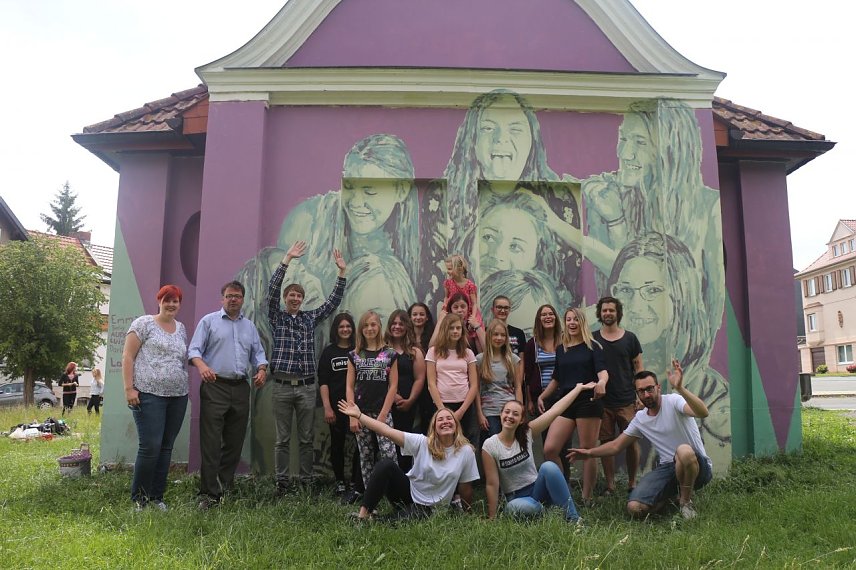 Bild: Neue Kunst am alten Pumpenh&auml;uschen - die Sch&uuml;lerinnen und Sch&uuml;ler der L&ouml;wentorschule haben sich selbst gleich mit verewigt