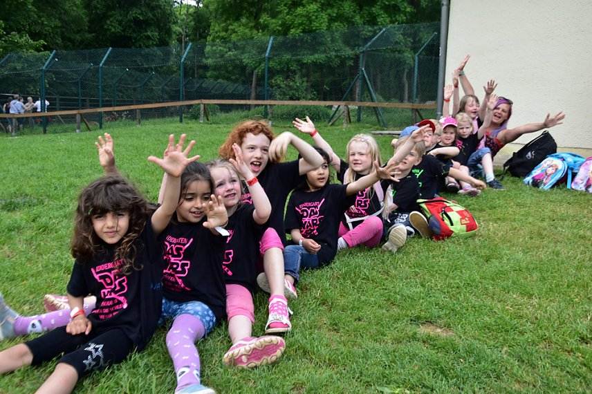 Bild: Hoch die H&auml;nde, nah ist das Kindergartenende