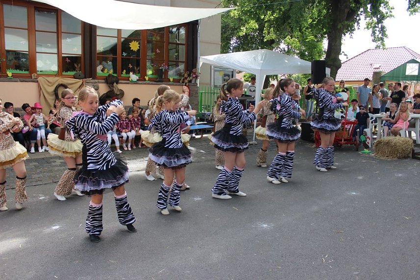 Bild: "Gro&szlig;e Schweinerei" vor der Kindervilla
