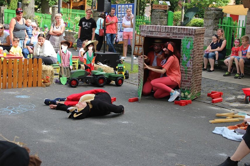Bild: "Gro&szlig;e Schweinerei" vor der Kindervilla