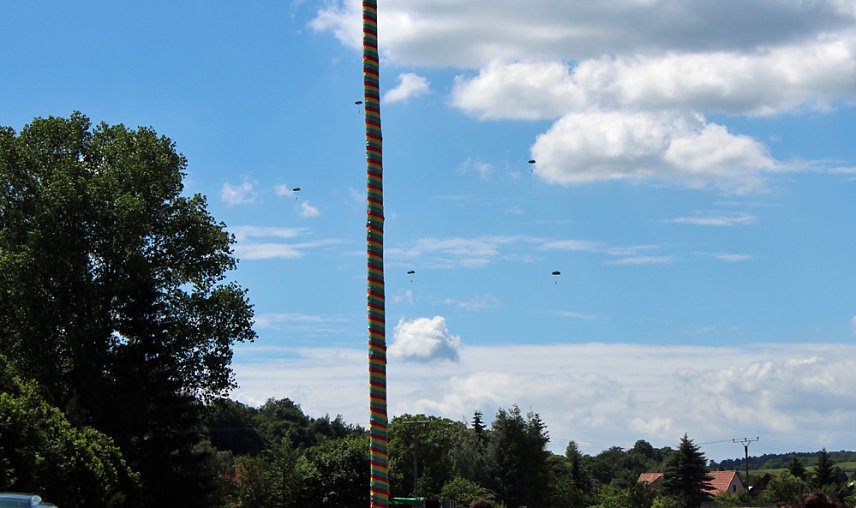 Bild: Fallschirmj&auml;ger in Udersleben