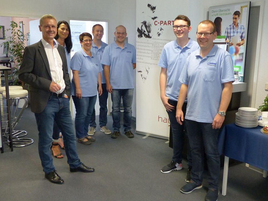 Bild: Gl&uuml;ckw&uuml;nsche des NUV zum 20. Firmenjubil&auml;um der C-Partner Systemhaus GmbH &uuml;berbrachte Nils Neu