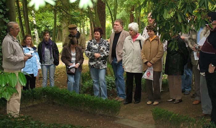 Bild: F&uuml;hrung auf dem Friedhof