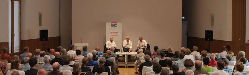 Bild: Russland verstehen - im Nordh&auml;user B&uuml;rgersaal veruschten das am Montagabend Steffen-Claudio Lemme, Sergej Lochthofen und Matthias Platzeck