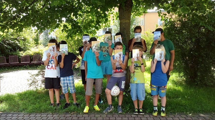 Bild: P&uuml;nktlich zum Beginn des neuen Schuljahres trafen hier 69 Hausaufgabenhefte ein, gespendet vom Team des Gesch&auml;fts (K)&ouml;stlich am unteren Steinweg. 